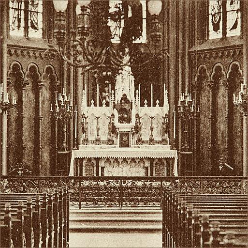 Le maître-autel au début du 20e siècle, avant la dépose du retable et du tabernacle.