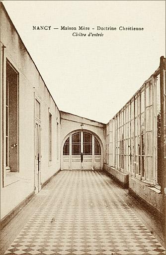 Bâtiment A : galerie intérieure autour de la cour Saint-Joseph.