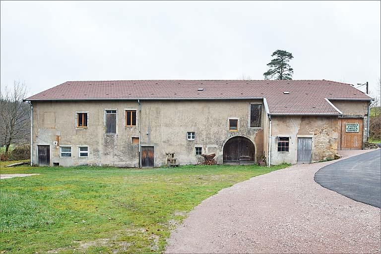 Vue du corps de bâtiments d'exploitation depuis l'est.