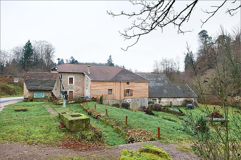 Vue rapprochée des bâtiments depuis le nord.