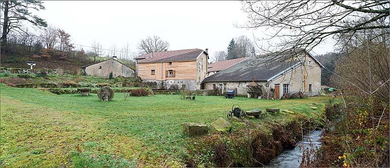 Vue rapprochée des bâtiments depuis l'ouest.