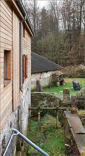 Elévation antérieure du corps d'habitation, vestiges du canal.
