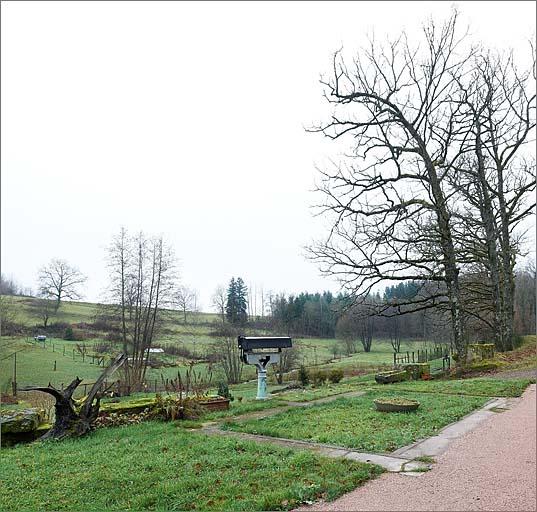 Pont bascule, en bord de route.