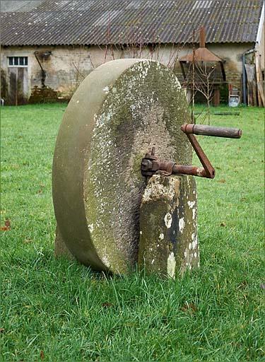 Jardin nord, meule d'affutage à main.