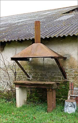 Elévation antérieure du corps d'exploitation, pierres de cheminée en remploi.