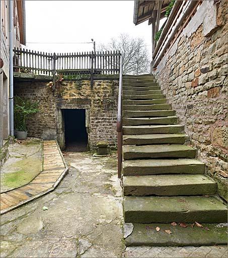 Cour inférieure, canal d'amenée des pommes de terre depuis la cave.