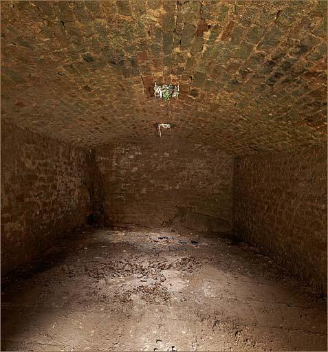 Cour inférieure, cave à pomme de terre.