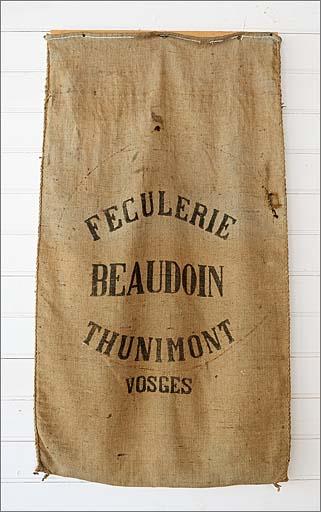 Salle d'exposition, sac à fécule marqué Beaudouin.
