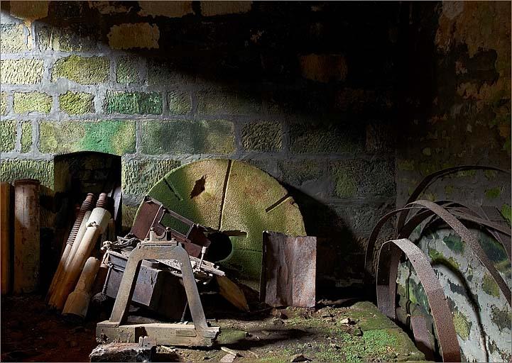 Sous-sol du corps d'habitation, vestiges du moulin.