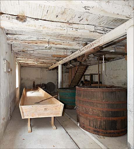 Rez-de-chaussée de la féculerie, tables de décantation de la fécule.