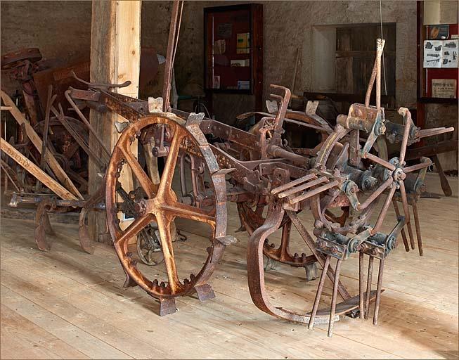Salle d'exposition, arracheuse à pomme de terre.