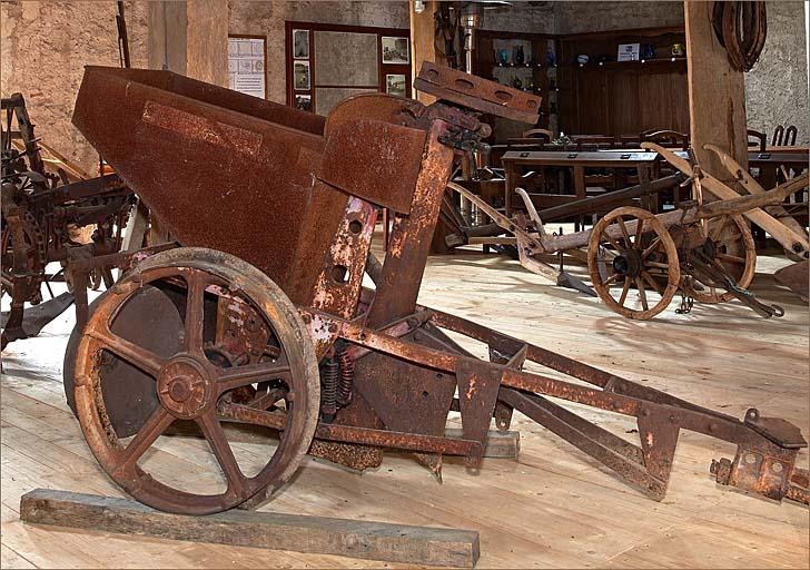 Salle d'exposition, planteuse à pomme de terre.