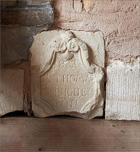 Cour inférieure, clé de cintre de porte charretière datée de 1833.