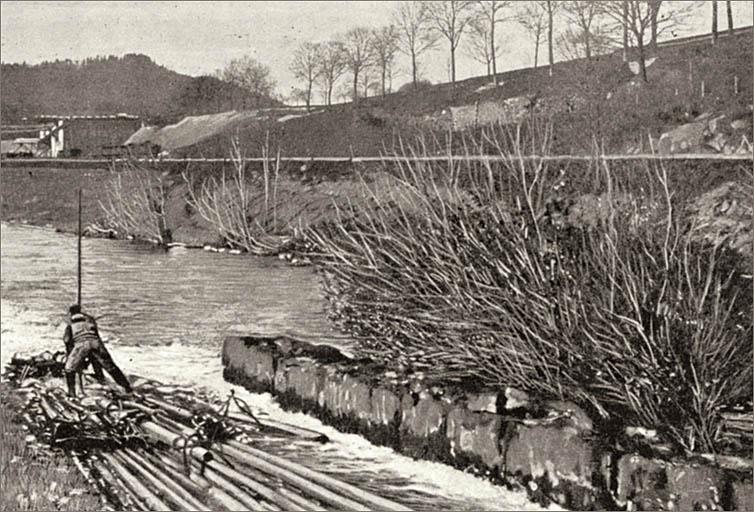 Passage d'un pertuis avec un train de flottage de bois, en 1896.