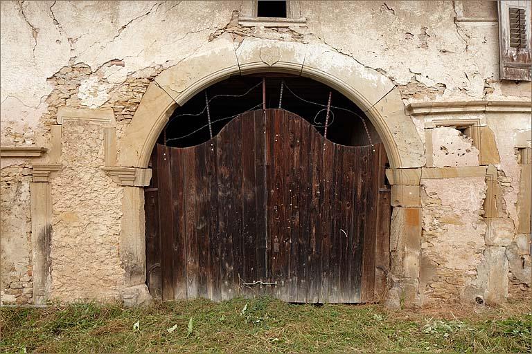 Elévation antérieure, porte charretière encadrée de des deux portes piétonne.