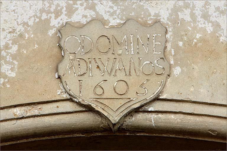 Elévation antérieure, clé du cintre de la porte charretière, datée de 1605 et portant l'inscription 'ODOMINE ADIVVANOS 1605'.