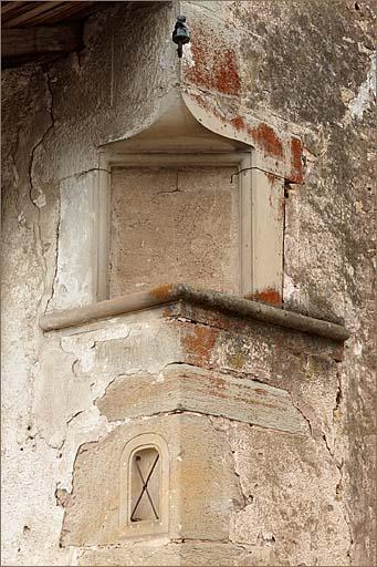 Elévation antérieure, petite fenêtre d'angle à l'étage.