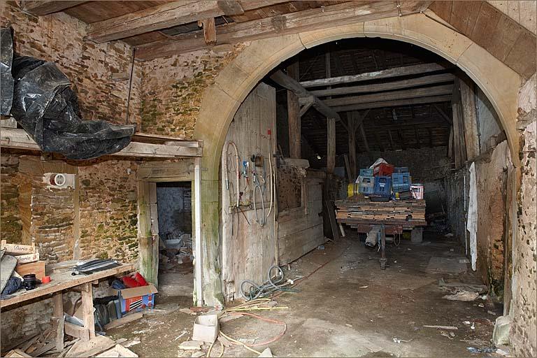 Avant-grange, porte charretière de la grange et porte du logis.
