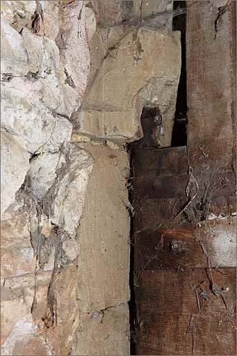 Gond supérieur gauche de la porte charretière extérieure de la grange.