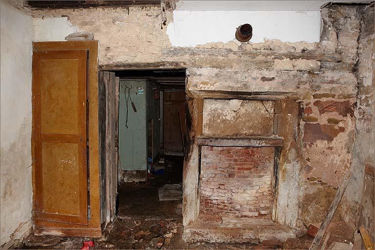 Logis droit, pièce de devant, vestiges du placard de chauffe.