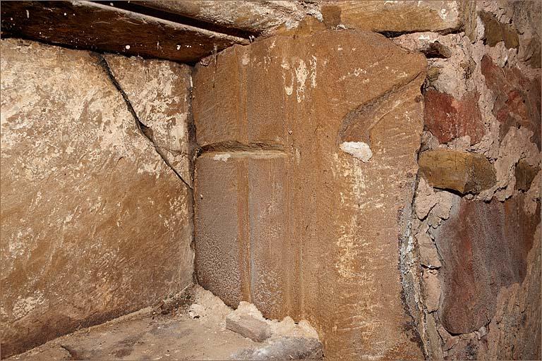 Logis droit, pièce de devant, vestiges du placard de chauffe, détail.