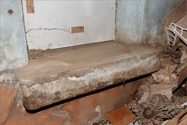 Logis droit, cuisine, vestiges de la cheminée au large : poutrage.