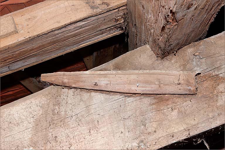 Pièce au dessus de l'avant-grange, détail de l'encastrement des pannes dans les arbalétriers.