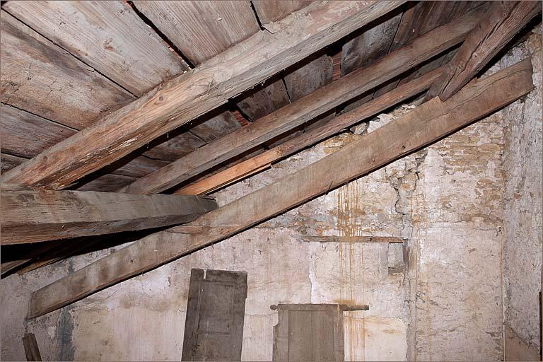 Pièce au dessus de l'avant-grange, poutrage et trace des baies de communication avec le logis gauche.