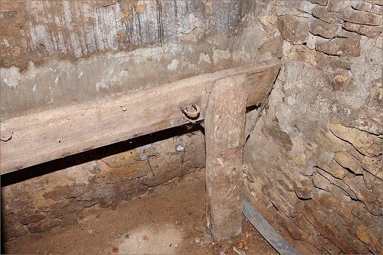 Logis gauche, partie gauche, mangeoire au fond de la travée.