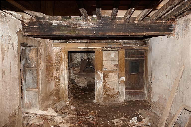 Logis gauche, partie gauche de la pièce de devant, vue d'ensmble.