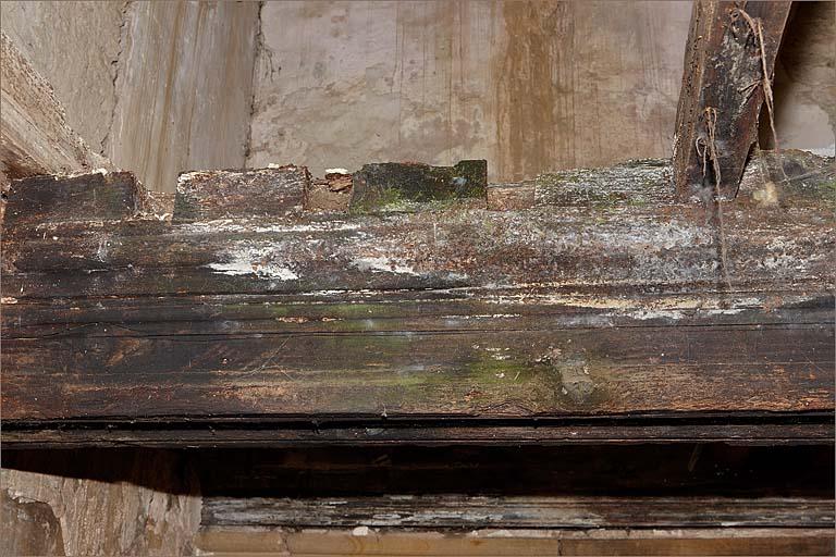Logis gauche, partie gauche de la pièce de devant, détail d'une poutre.