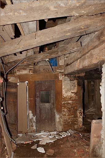 Logis gauche, partie gauche, cuisine, vue d'ensemble.