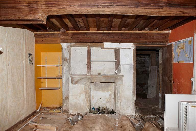 Logis gauche, partie droite de la pièce de devant, vestiges du placard de chauffe.