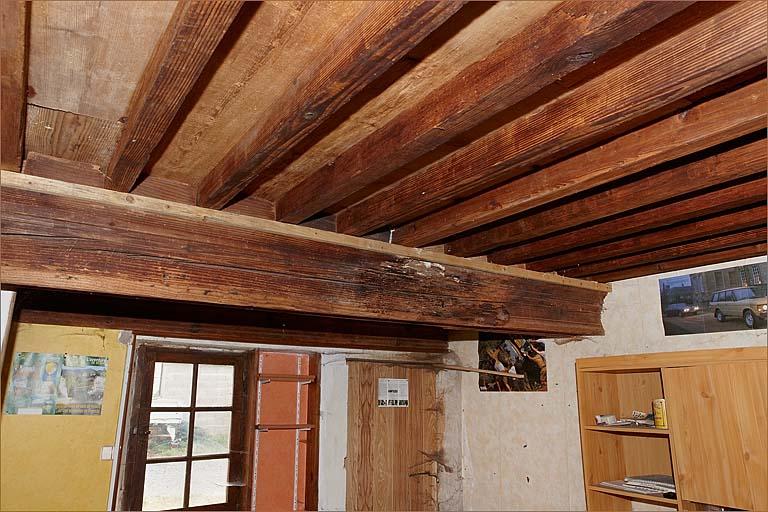 Logis gauche, partie droite de la pièce de devant, détail du poutrage.