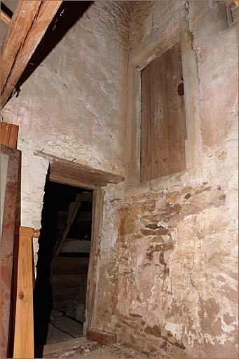 Logis gauche, partie gauche, étage, porte de communication avec le grenier et porte d'accès au dessus de l'avant-grange.
