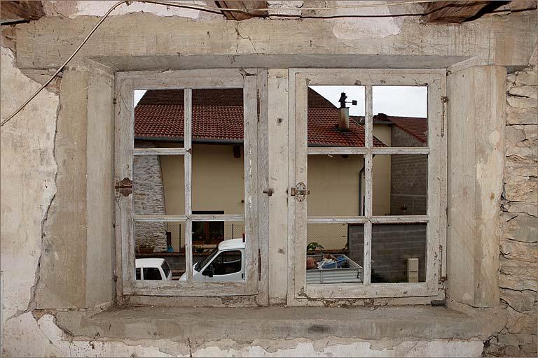 Logis gauche, partie gauche, étage, fenêtre géminée.