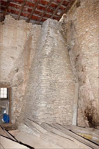 Logis gauche, partie gauche, combles au dessus de la cuisine, conduit de fumée actuel et traces de l'ancien.