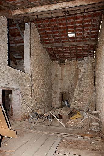 Logis gauche, partie gauche, combles au dessus de la cuisine, mur de partage de la travée.