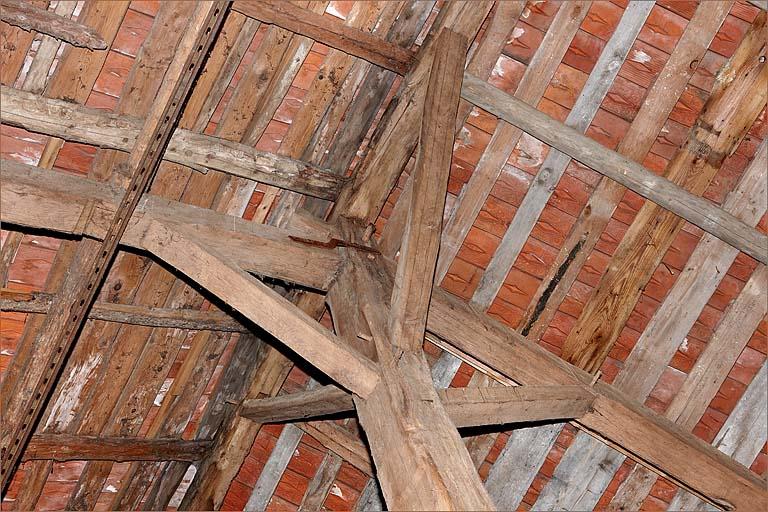 Charpente, homme-debout faîtier gauche, détail des assemblages.