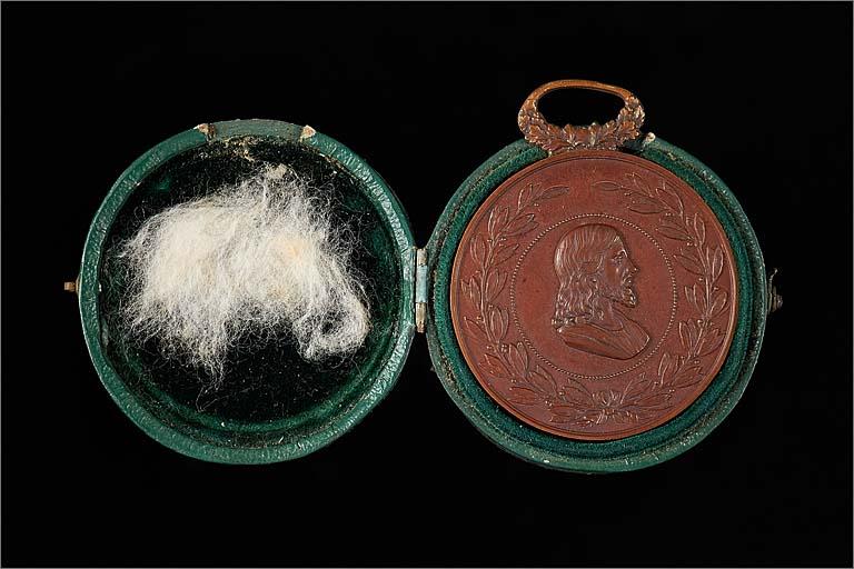 Ensemble de 71 médailles (médailles officielles civiles et militaires, médailles religieuses, médailles locales, médailles étrangères)