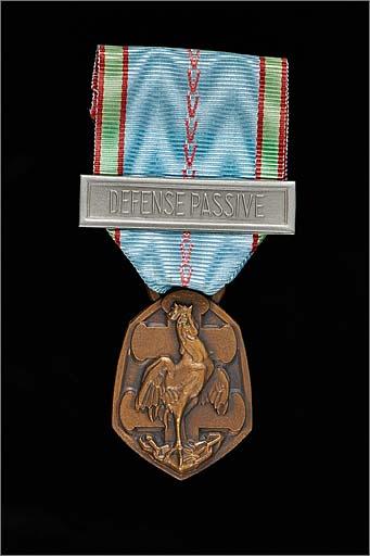 Ensemble de 2 médailles militaires : croix de guerre 1914-1918, médaille commémorative de la guerre 1939-1945