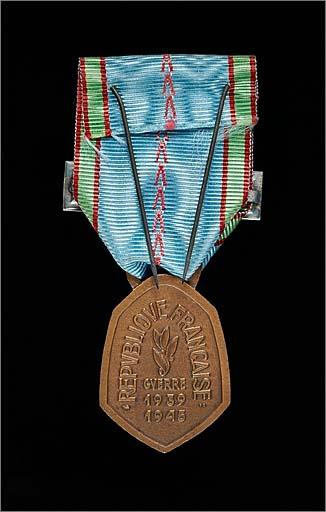 Médaille commémorative de la guerre 1939-1945 : revers, ensemble.