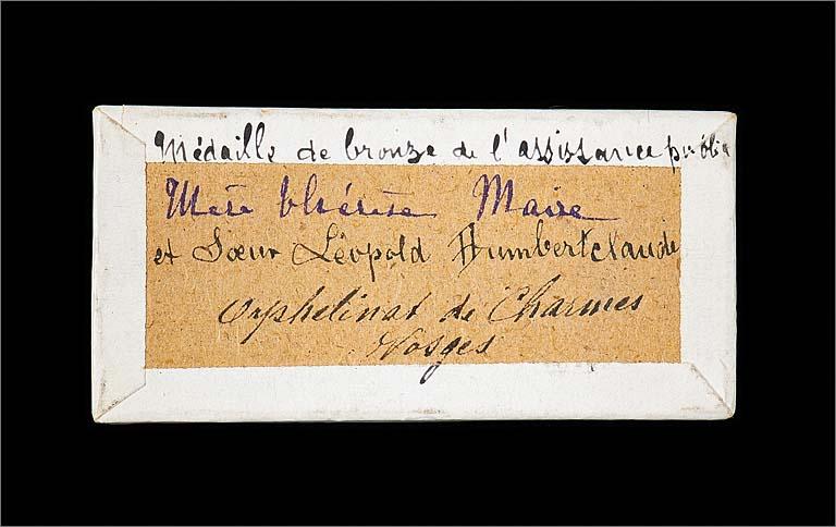 Inscription portée sous la boîte contenant la médaille.
