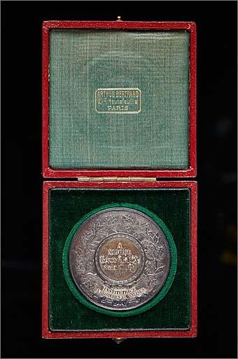 Ensemble : la médaille dans son écrin.