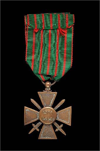 Croix de guerre 1914-1918 : revers, ensemble.