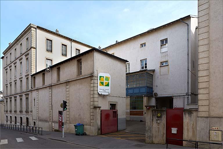 Elévation sur la rue Charles III : portail d'entrée (accès sur la petite cour dite Saint-Nicolas) et façade du bâtiment C.