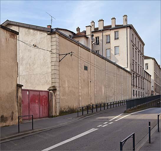 Elévation sur la rue Charles III (depuis le bas de la rue) : 2nd portail d'entrée (accès des services à l'établissement scolaire et au gymnase), façade du bâtiment des anciens sanitaires et bâtiment C.