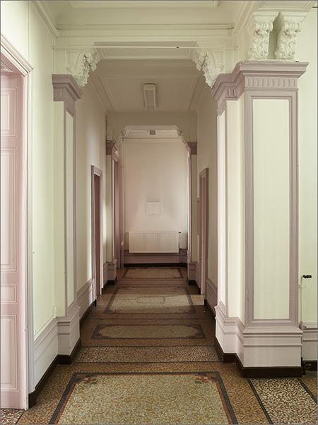 Rez-de-chaussée, couloir central.