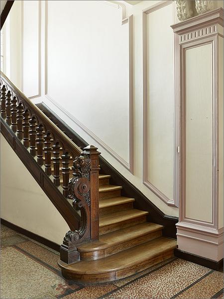 Rez-de-chaussée, escalier, départ.