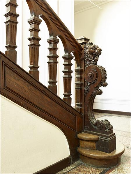 Rez-de-chaussée, escalier, détail de la rampe.